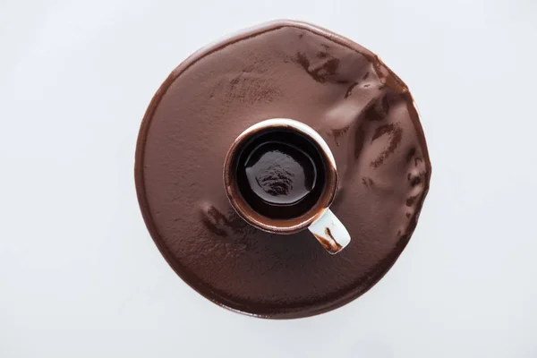 Vue du dessus de la tasse sale avec cercle de chocolat noir sur fond blanc — Photo de stock