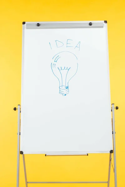 Idée de mot avec ampoule dessinée sur tableau à feuilles blanches avec espace de copie — Stock Photo