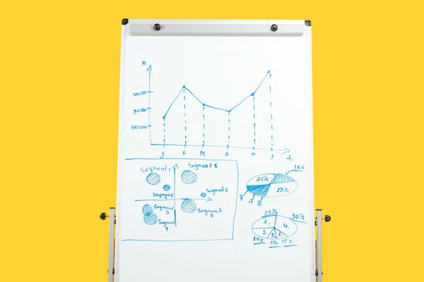 Tableau de bureau blanc avec graphiques et diagrammes isolés sur jaune — Photo de stock
