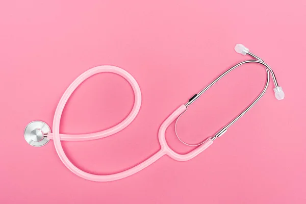 Vue du dessus du stéthoscope sur fond rose, concept de cancer du sein — Photo de stock