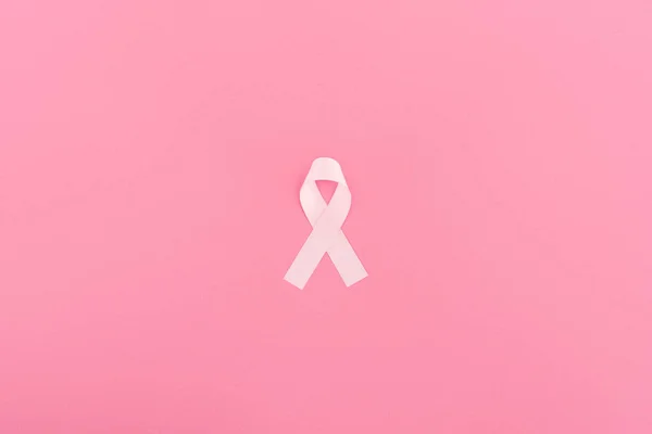 Vue du dessus du signe rose du cancer du sein sur fond rose — Photo de stock