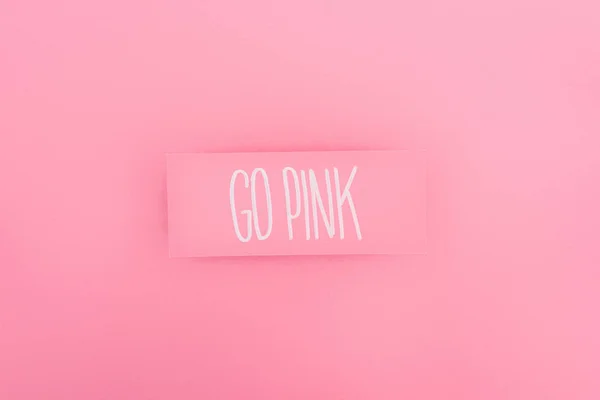 Vista superior do cartão com go pink lettering em fundo rosa, conceito de câncer de mama — Fotografia de Stock