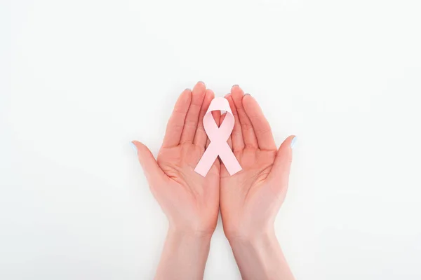 Vista parcial de la mujer sosteniendo en las manos signo de cáncer de mama rosa sobre fondo blanco - foto de stock