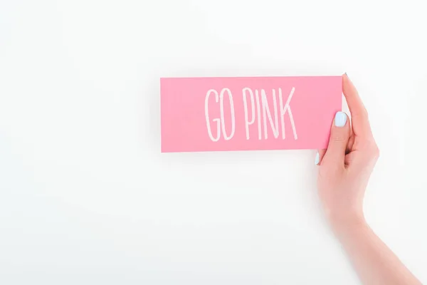 Vista parcial de la mujer sosteniendo tarjeta rosa con letras de color rosa sobre fondo blanco con espacio de copia - foto de stock