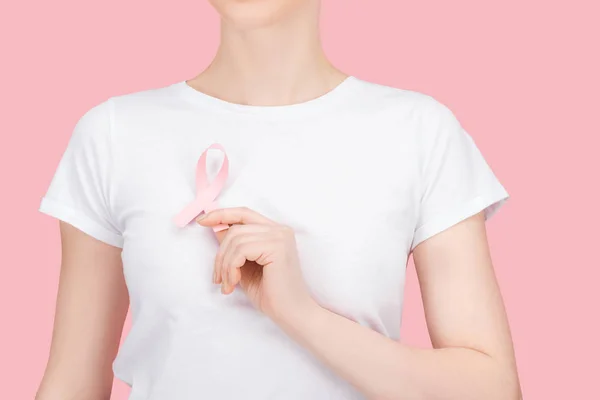 Teilansicht einer Frau im weißen T-Shirt mit rosa Brustkrebszeichen isoliert auf rosa — Stockfoto