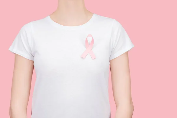 Ausgeschnittene Ansicht einer Frau im weißen T-Shirt mit rosa Brustkrebszeichen isoliert auf rosa — Stockfoto