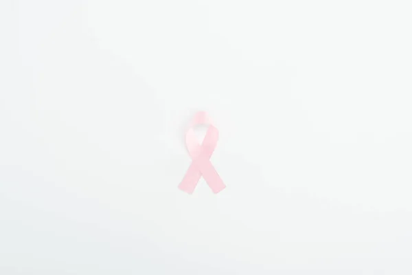 Вид сверху на розовый знак рака груди на белом фоне — стоковое фото