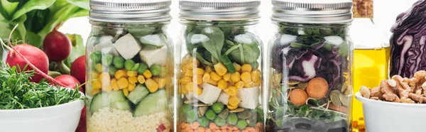 Délicieuse salade de légumes frais dans des bocaux en verre sur table blanche en bois isolé sur blanc, vue panoramique — Photo de stock