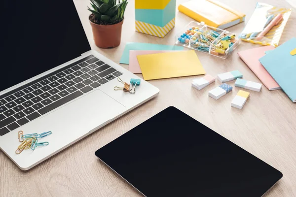 Tablette numérique, papeterie et ordinateur portable sur table en bois — Photo de stock