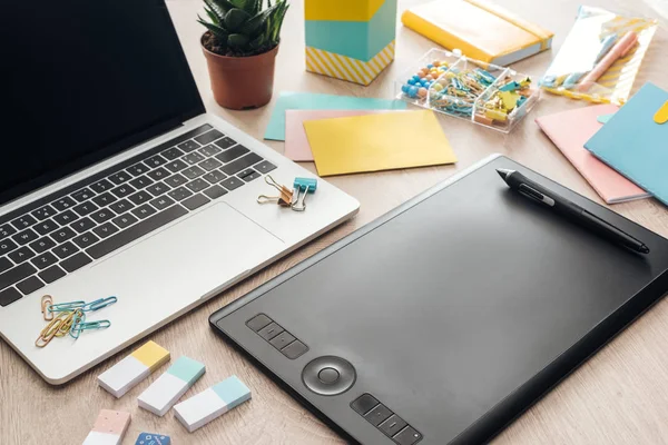 Zeichnungstablette, Schreibwaren und Laptop auf Holztisch — Stockfoto