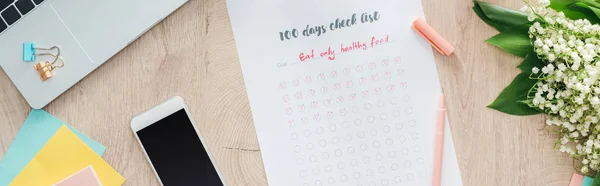 Rundumblick auf 100 Tage Challenge-Liste mit Smartphone und Schreibwaren auf Holztisch — Stockfoto