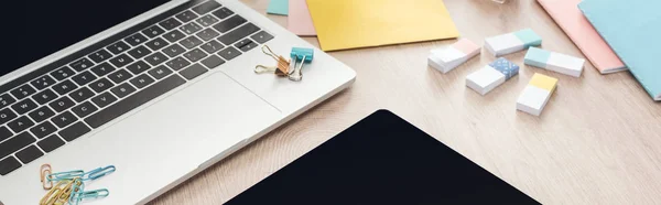 Vue panoramique sur ordinateur portable, tablette numérique et papeterie sur table en bois — Photo de stock