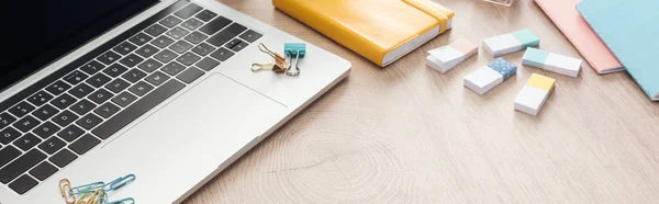 Vue panoramique sur ordinateur portable et papeterie sur table en bois — Photo de stock