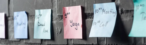 Foyer sélectif de tampons autocollants colorés avec des notes sur le mur de briques noires — Photo de stock