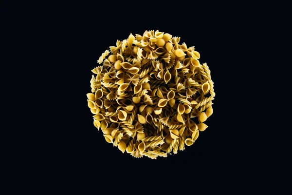Vue du dessus des pâtes mélangées en cercle isolé sur noir — Photo de stock