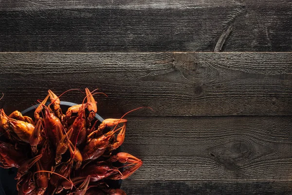 Vue de dessus des homards rouges sur l'assiette à la surface en bois — Photo de stock