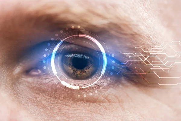Vue rapprochée de l'œil humain mature avec illustration de données, concept robotique — Photo de stock