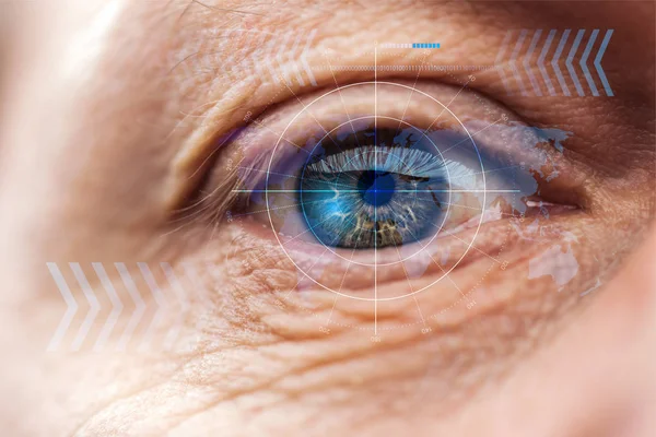 Vista de cerca del ojo humano maduro con ilustración de datos, concepto robótico - foto de stock