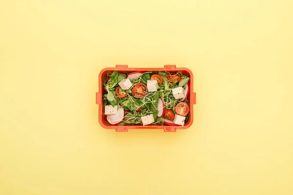 Vue du dessus de la boîte à lunch avec salade et légumes — Photo de stock
