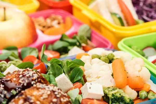 Nahsicht auf frische leckere Lebensmittel in Lunchboxen — Stockfoto