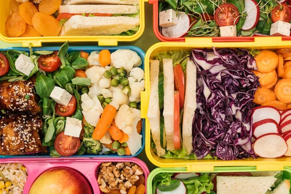 Draufsicht auf Lunchboxen mit nahrhaften Lebensmitteln — Stockfoto