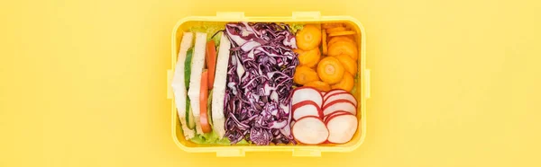 Panoramaaufnahme einer Lunchbox mit Lebensmitteln auf gelbem Hintergrund — Stockfoto