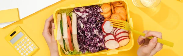 Abgeschnittene Ansicht einer Frau, die Gabel über Lunchbox mit Lebensmitteln hält — Stockfoto