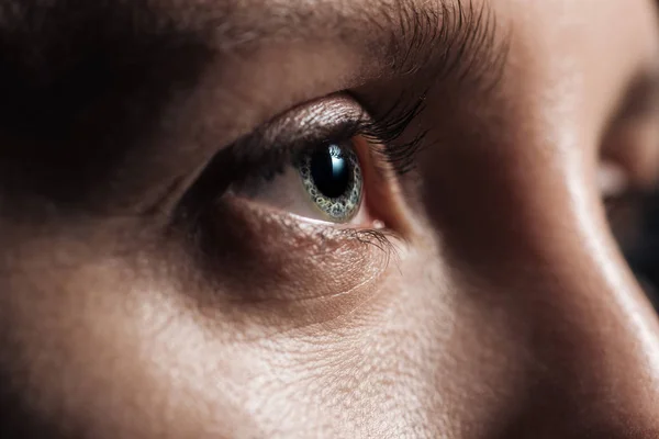 Vue rapprochée de la jeune femme oeil gris regardant loin — Photo de stock