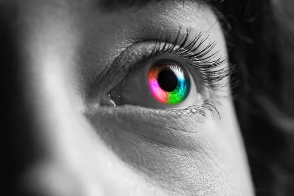 Черно-белый снимок человека с радужными цветами глаз — стоковое фото