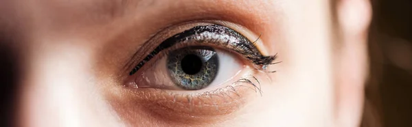 Close up vista da mulher azul olho olhando para a câmera, tiro panorâmico — Fotografia de Stock