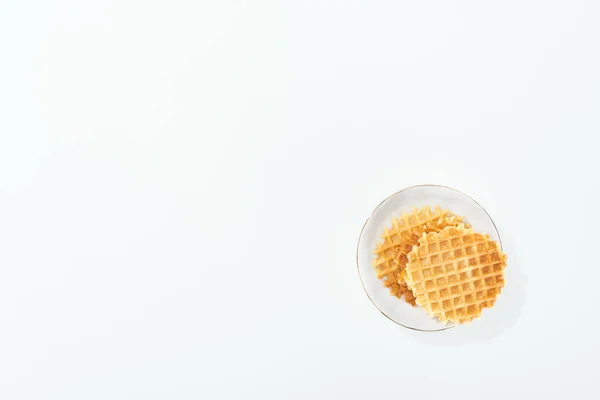 Vista superior de pate com waffles na placa no branco — Fotografia de Stock