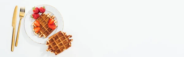 Tiro panorâmico de talheres perto de waffles com morangos na chapa em branco — Fotografia de Stock