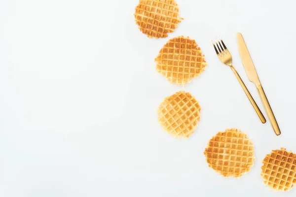 Vista superior de talheres perto de waffles isolados em branco — Fotografia de Stock