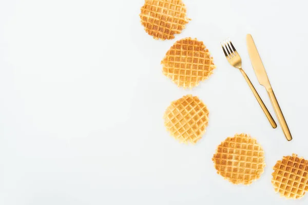 Ansicht von Besteck in der Nähe von Waffeln isoliert auf weiß — Stockfoto