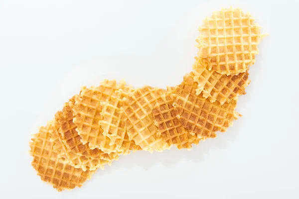 Blick von oben auf leckere und knusprige Waffeln auf Weiß — Stockfoto