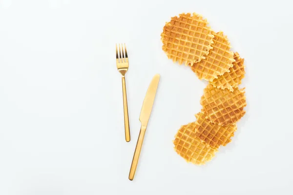 Draufsicht auf Waffeln und Gabel mit Messer isoliert auf weiß — Stockfoto