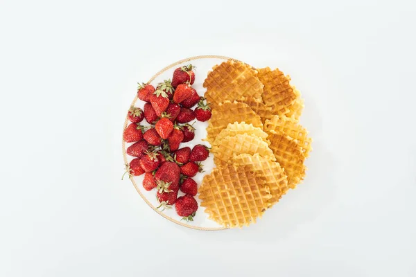 Vue de dessus de la grande assiette avec des fraises et des gaufres sur blanc — Photo de stock