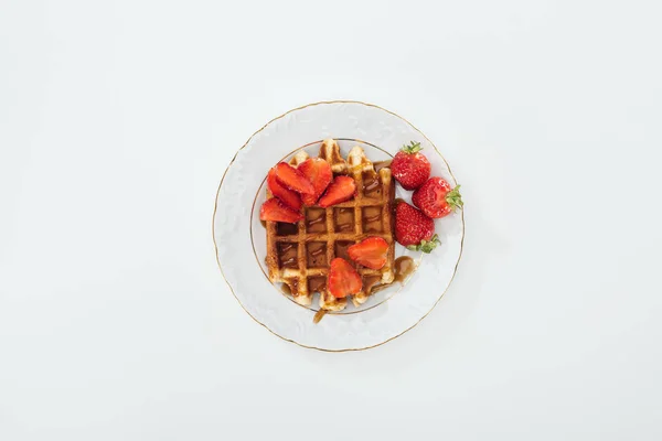Vue de dessus de la petite assiette avec des fraises sur gaufre sur blanc — Photo de stock