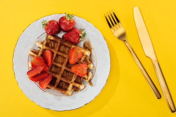 Teller von oben mit leckeren Waffeln zum Frühstück auf gelb — Stockfoto