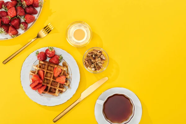Top view of served breakfast with fresh strawberries on yellow — Stock Photo