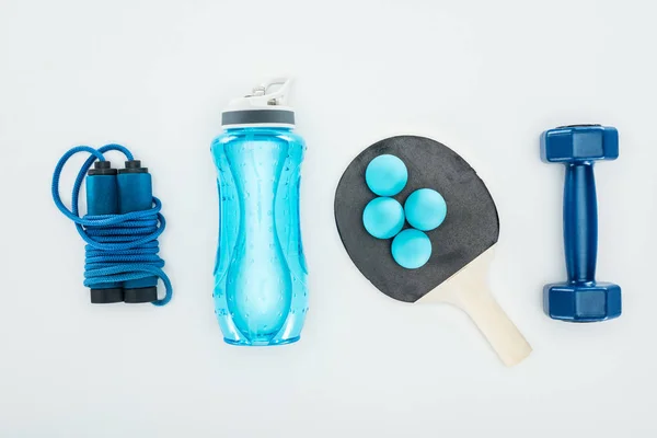 Vue du dessus de la bouteille de sport près des balles de ping-pong et des équipements sportifs isolés sur blanc — Photo de stock