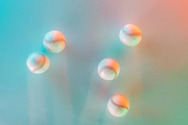 Vue de dessus de balles molles blanches et en cuir sur rose et bleu — Photo de stock