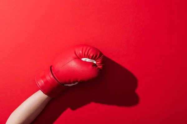 Vista cortada de mulher em luva de boxe no vermelho — Fotografia de Stock
