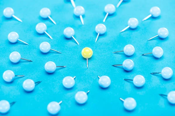 Blue paper clips around one yellow paper clip on blue background, violence concept — Stock Photo