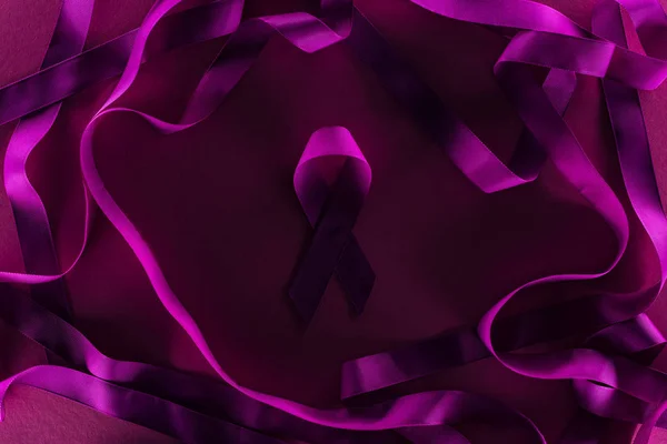 Вид зверху фіолетової стрічки в тіні на фіолетовому фоні — стокове фото