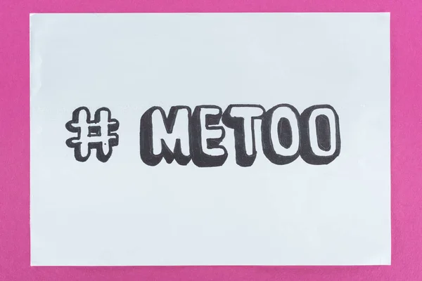 Vista dall'alto della carta con hashtag anche a me con significato contro la violenza su sfondo rosa — Foto stock