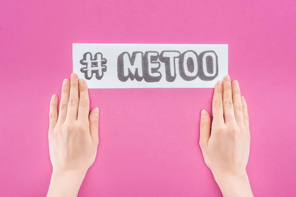 Recortado vista de la mujer sosteniendo papel con hashtag me demasiado aislado en rosa - foto de stock