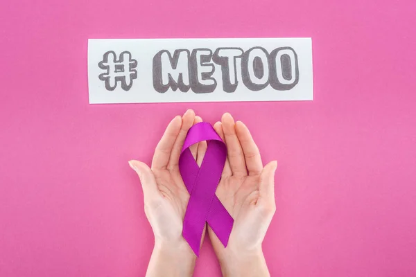 Abgeschnittene Ansicht einer Frau mit lila Awareness Ribbon in der Nähe von Papier mit Hashtag me too isolated on pink — Stockfoto
