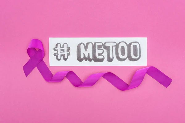 Top view of long purple awareness ribbon near paper with hashtag me too isolated on pink — Stock Photo