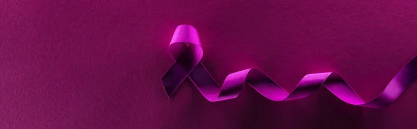 Plan panoramique de ruban violet sur fond violet dans l'ombre — Photo de stock